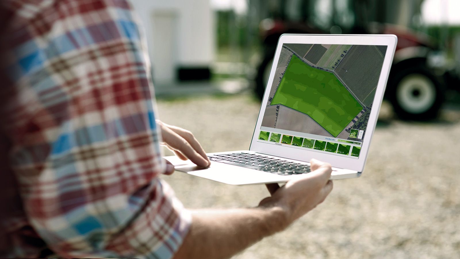 Agricoltori in un campo di grano guardano Atfarm